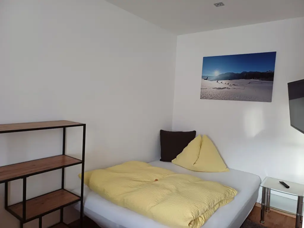 Appartement Hochglocker: Schlafzimmer mit Doppelbett, Regal und Flachbildschirm