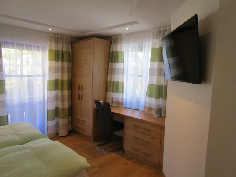 Appartement Hochglocker: Schlafzimmer mit Schreibtisch und Flachbildschirm