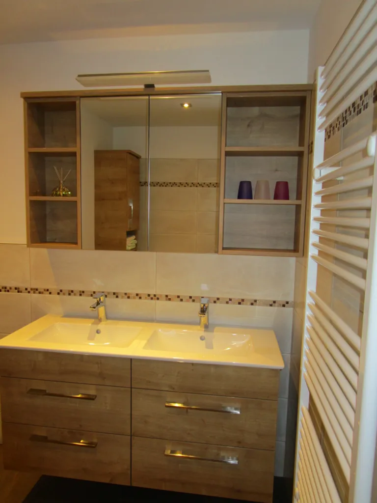 Appartement Schneeberg: Badezimmer mit Waschtisch