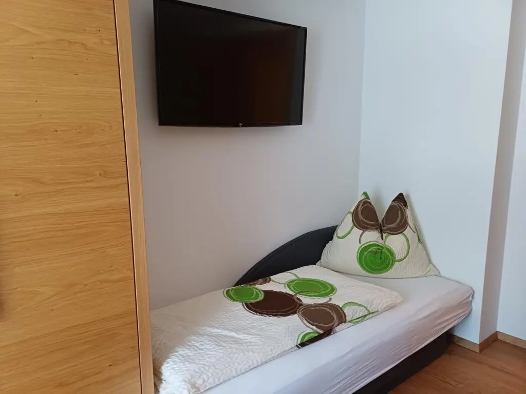 Appartement Schneeberg: Zimmer mit Einzelbett und Flachbildschirm