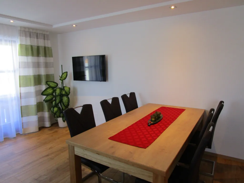 Appartement Schneeberg: Esstisch mit sechs Stühlen