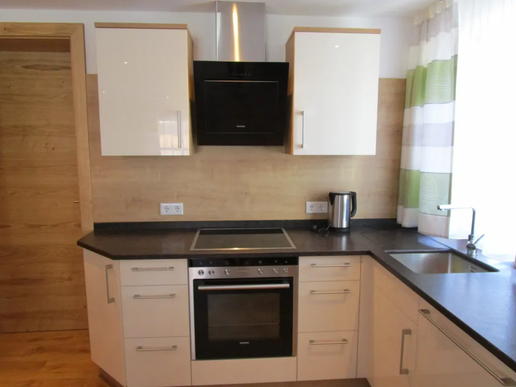 Appartement Schneeberg: Küche mit Ceranfeld, Backofen und Dunstabzug