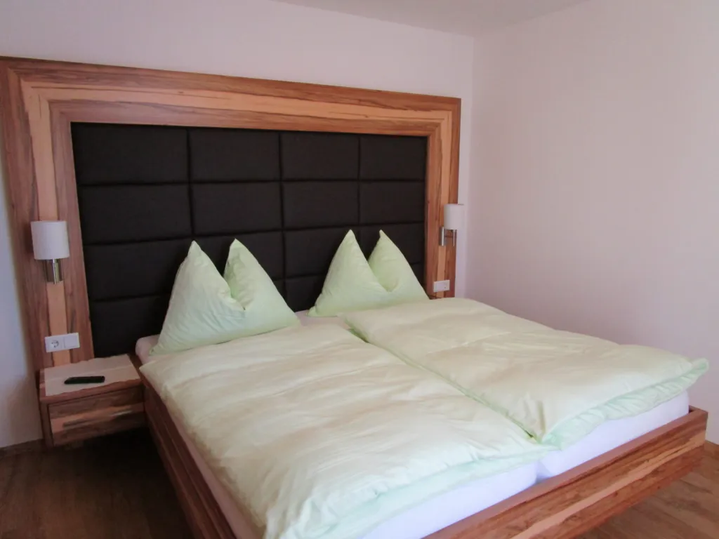 Appartement Schneeberg: Doppelzimmer mit gepolstertem Kopfteil