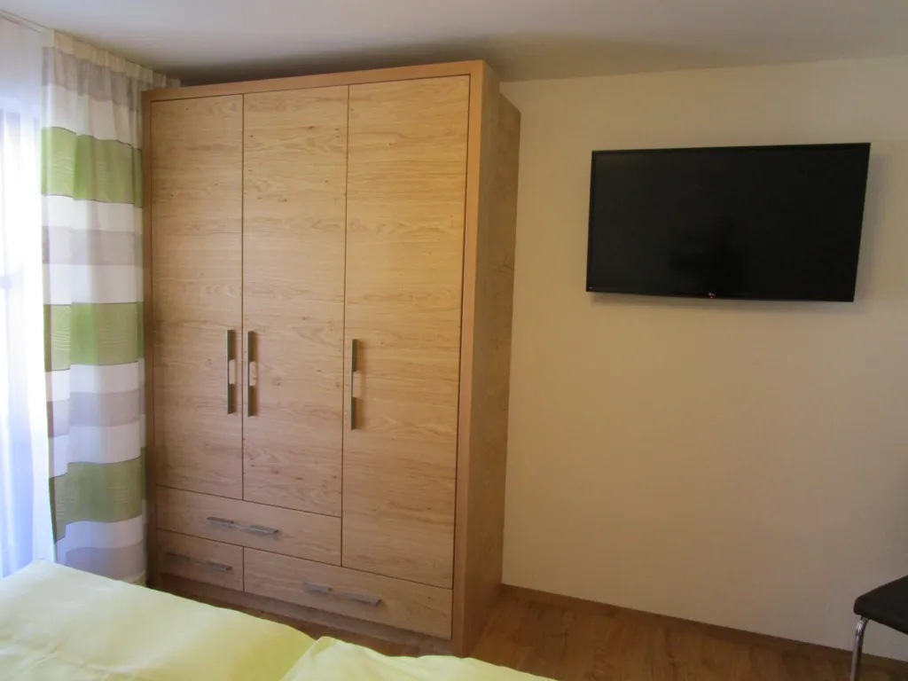 Appartement Schneeberg: zweites Schlafzimmer mit Kleiderschrank und Fernseher