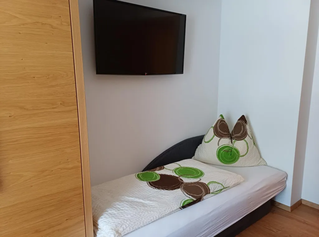 Appartement Schneeberg: zusätzliches Zimmer mit Bett und Fernseher