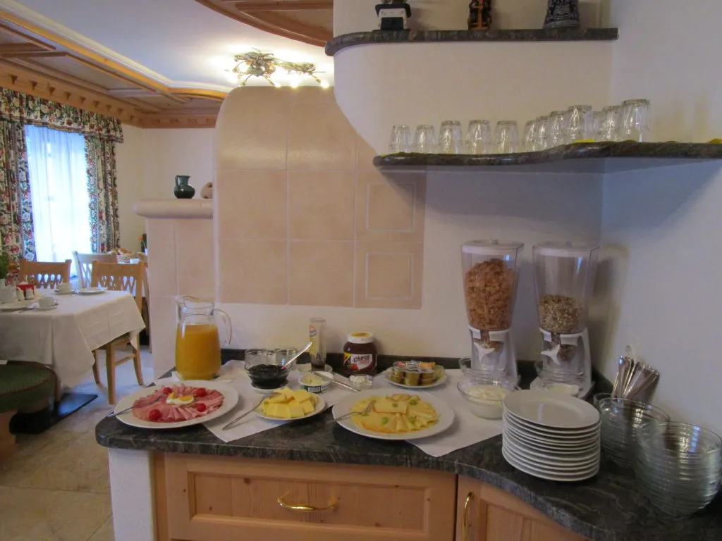 Frühstücksbuffet mit Müsli, Säften, Obst und Aufstrichen