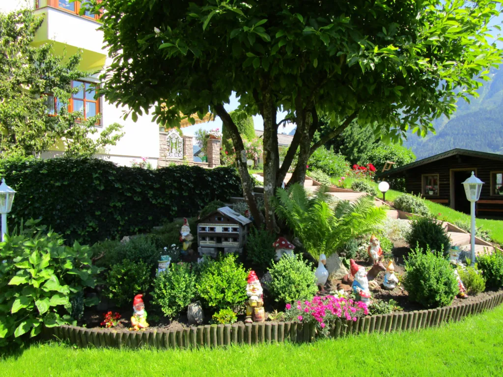 Großer Garten mit Blumen, Bäumen und Gartenhäuschen