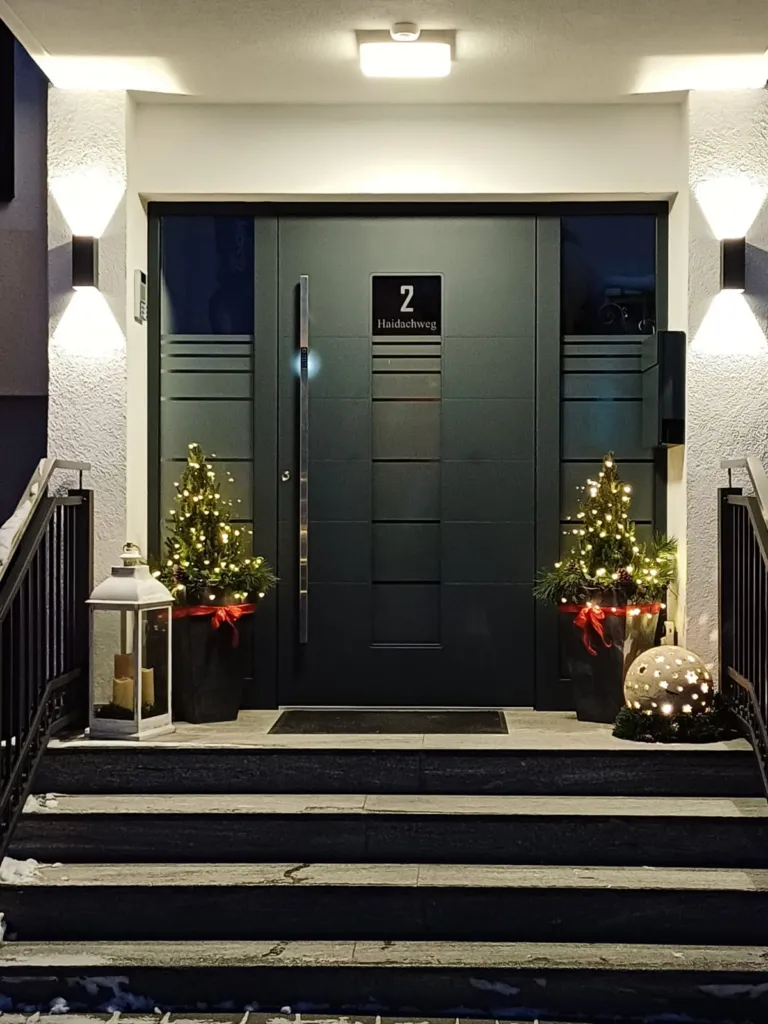 Entrance of the Sunnhäusl in the evening with Christmas lights