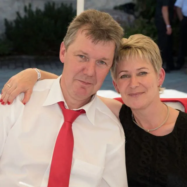Ihre Gastgeber vom Sunnhäusl, Familie Harlander-Stoffel, lächelnd Arm in Arm