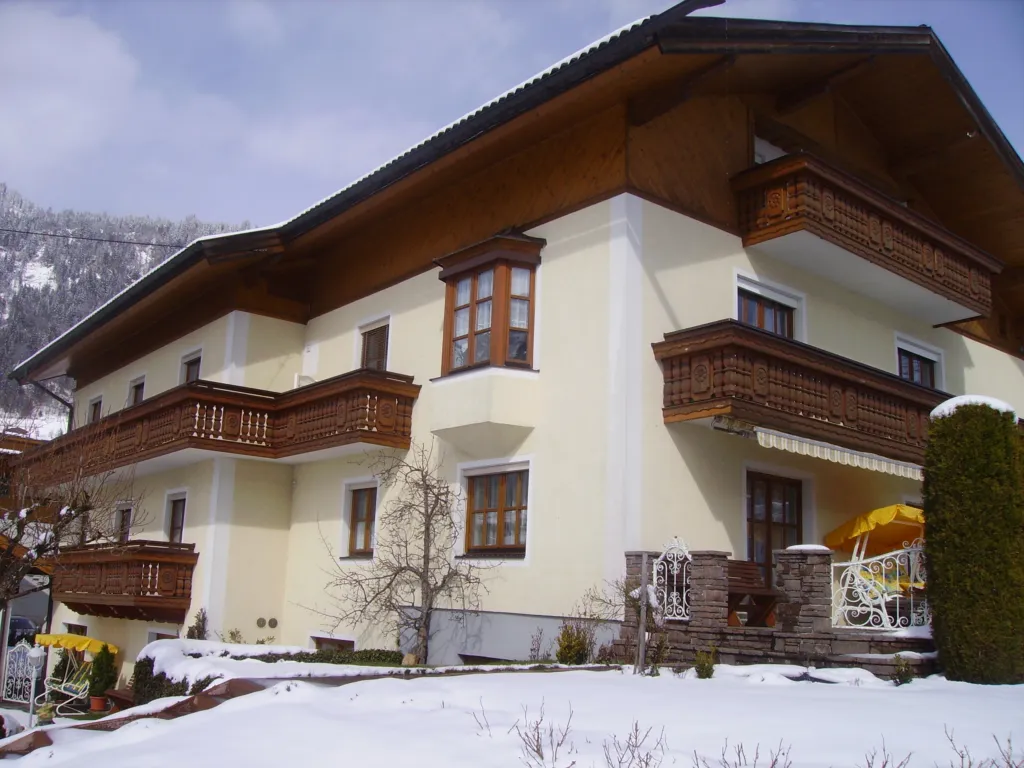 The Sunnhäusl with its wooden balconies in winter