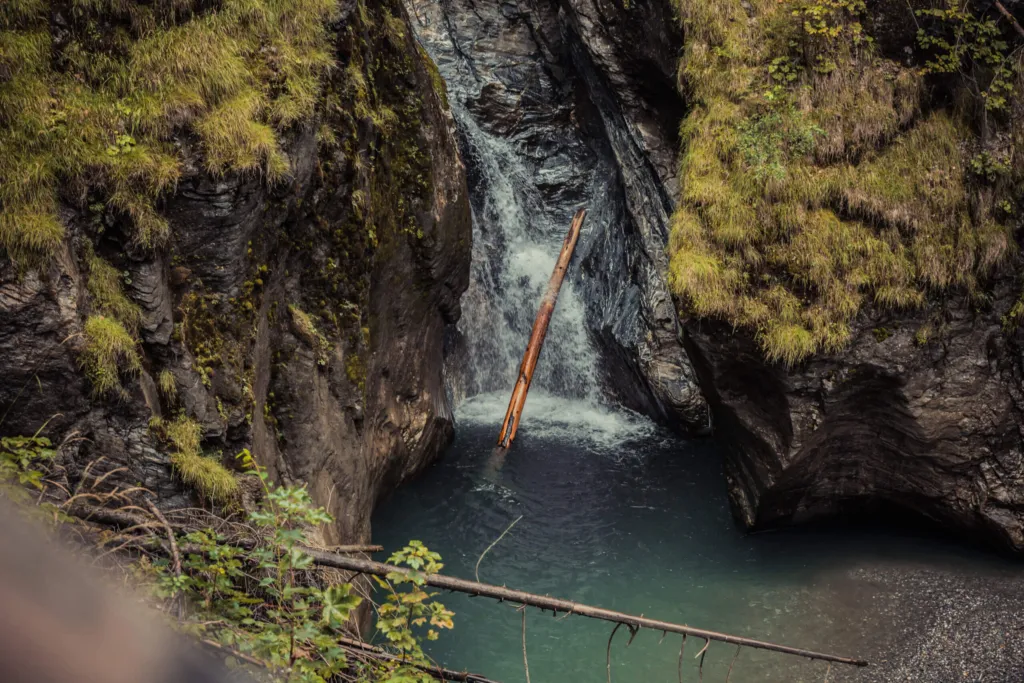 Wasserfall mit türkisem Becken in der Liechtensteinklamm