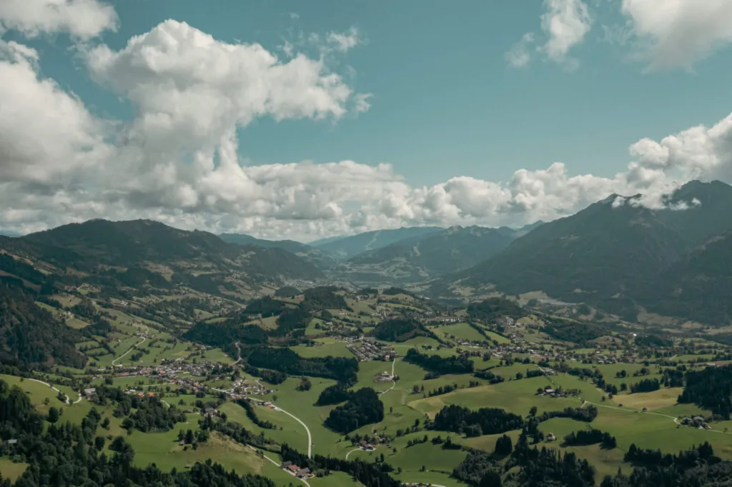 Panorama über die grünen Hänge der Salzburger Sonnenterrasse unter Wolken