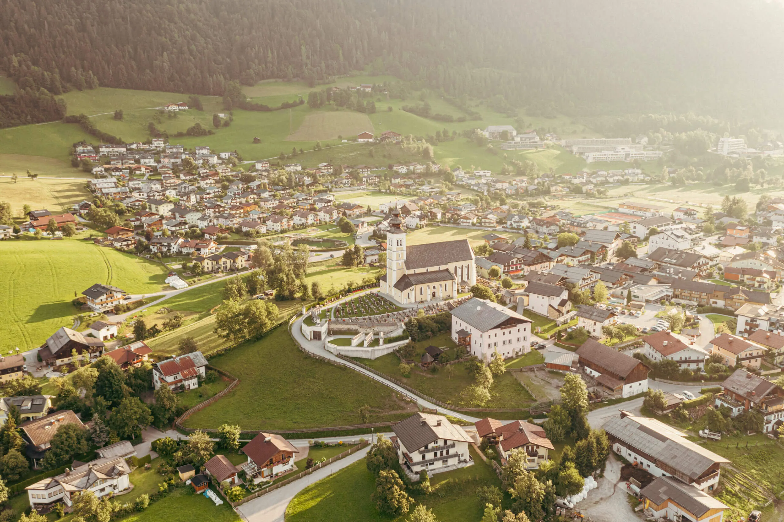 Luftbild von St. Veit im Pongau mit Pfarrkirche im Abendlicht