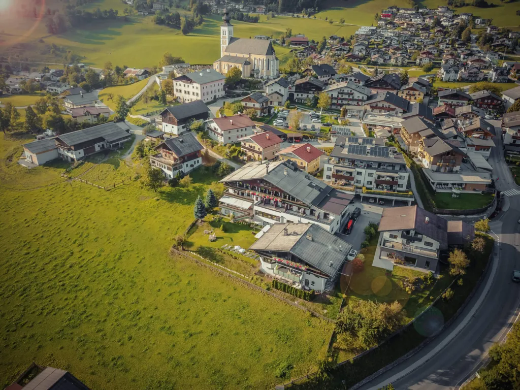 St. Veit im Pongau von oben: Ortskern mit Pfarrkirche, Wiesen und Wald