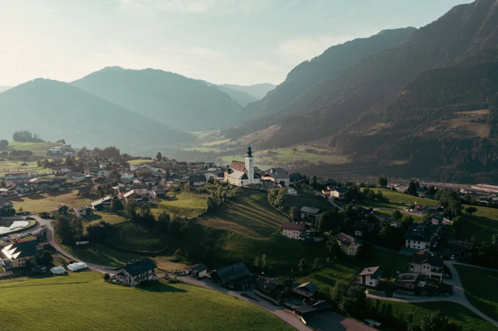 Blick über St. Veit mit Pfarrkirche ins weite Salzachtal