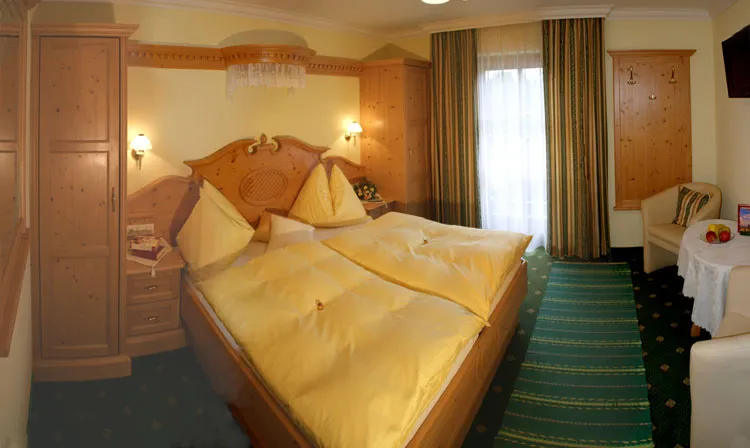 Doppelzimmer mit Zirbenholz-Möbeln, Schrank und Sitzecke