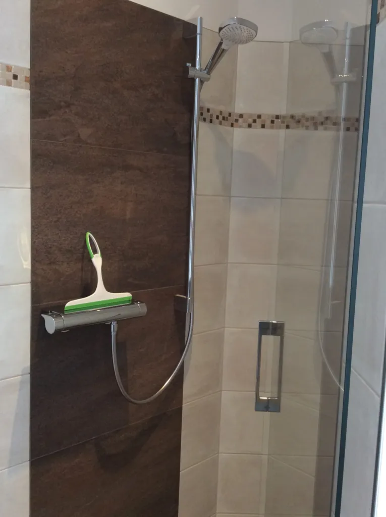 Moderne Dusche mit Glastür