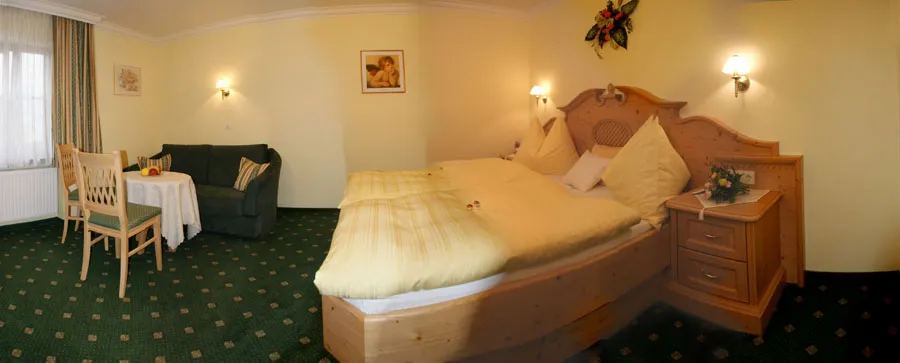 Geräumiges Zimmer mit Doppelbett, Sitzecke und Couch