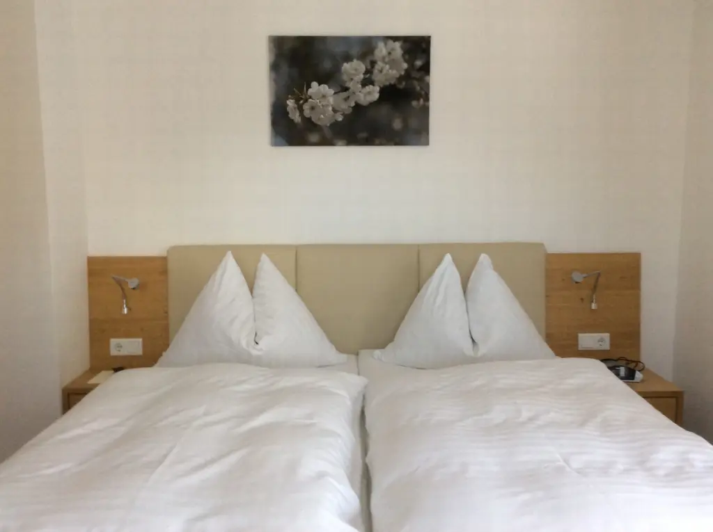 Appartement Hochglocker: helles Schlafzimmer mit Doppelbett und weißer Bettwäsche