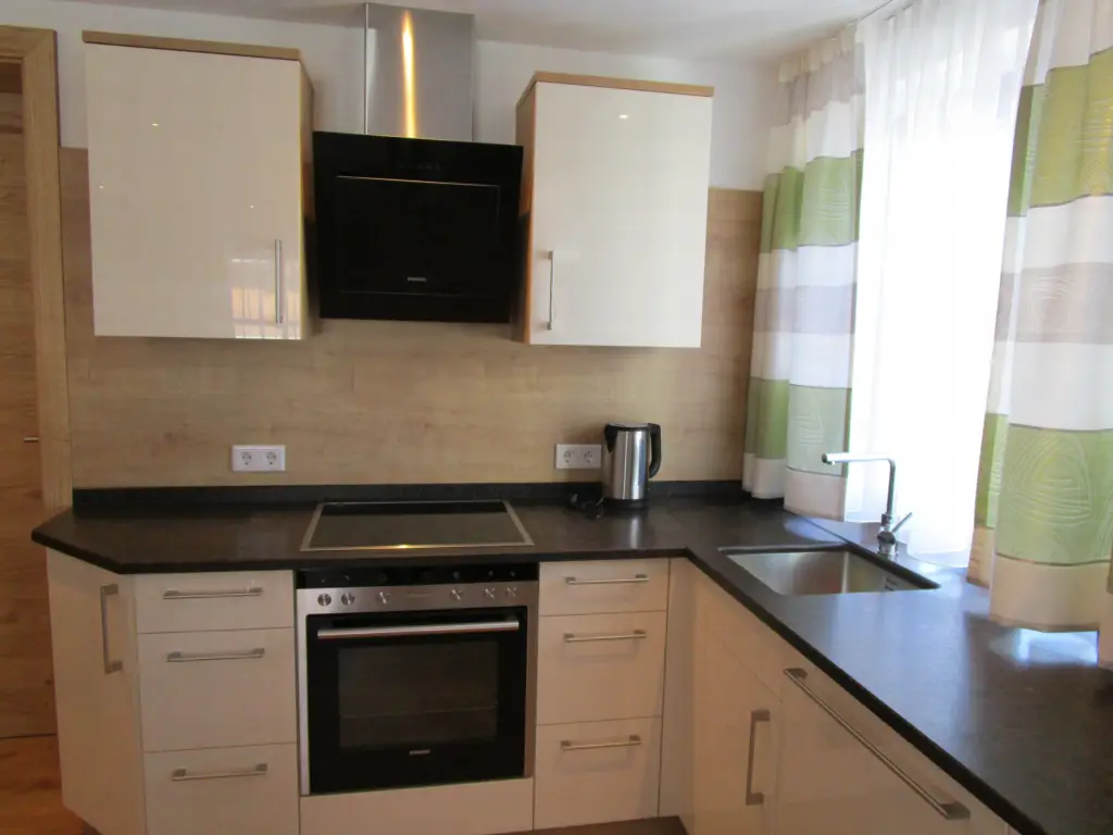 Appartement Schneeberg: Küchenzeile mit Ceranfeld, Backofen und Dunstabzug