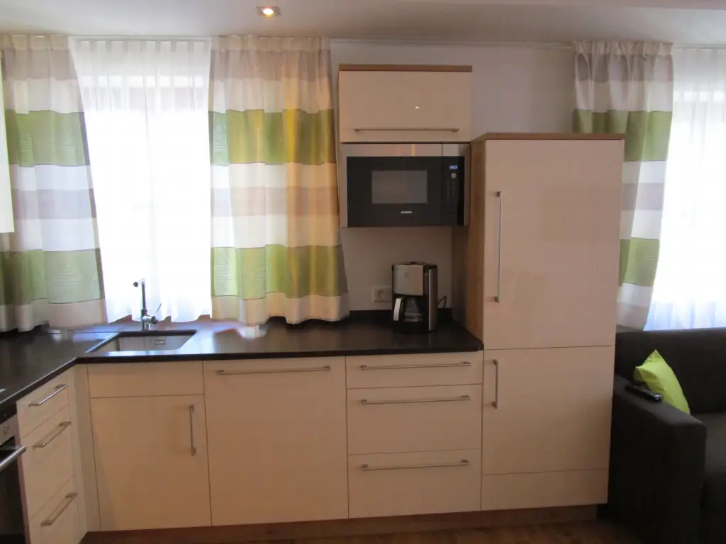 Appartement Schneeberg: Küche mit Kühlschrank, Mikrowelle und Spüle