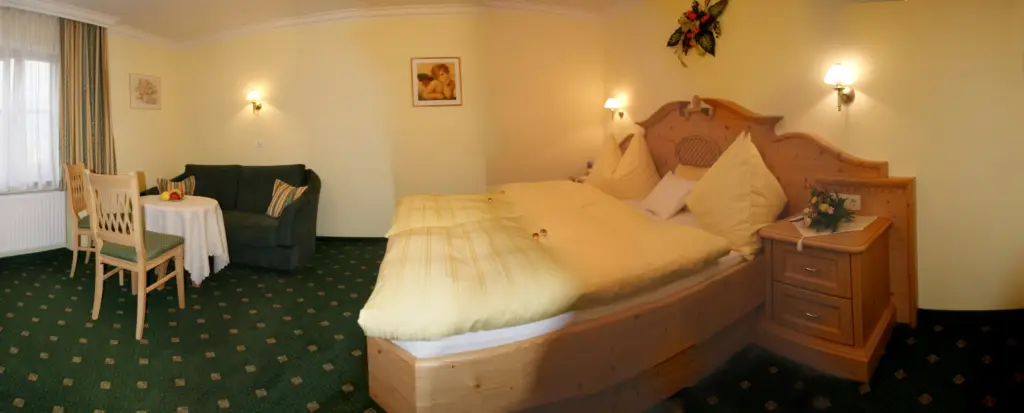 Geräumiges Familienzimmer mit Doppelbett, Sitzecke und Couch
